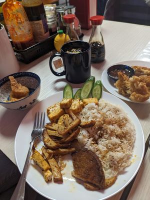 We had the vegan chicken, lemongrass tofu, vegan ribs and vegan bbq. Everything was so good but our favourite was the chicken and ribs! They also serve a yummy tea with flowers ♥ at Viet Chay vegetarian cuisine in Toronto