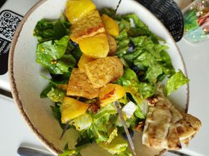 This was so delicious! Pineapple–tempeh and salad at Tel Aviv Urban Food in Warsaw