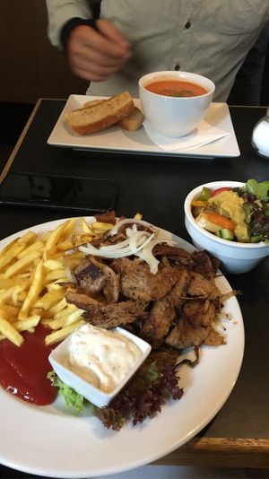 Gyros mit Pommes, veganen Tzatziki und Salat! Und Tomaten-Kokoscremesuppe mit Knoblauchbrot at Dada in Regensburg