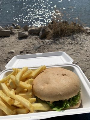 Vegetarischer Cheeseburger! 😋  at Dada in Regensburg
