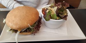 Beluga Burger mit Salat at Dada in Regensburg