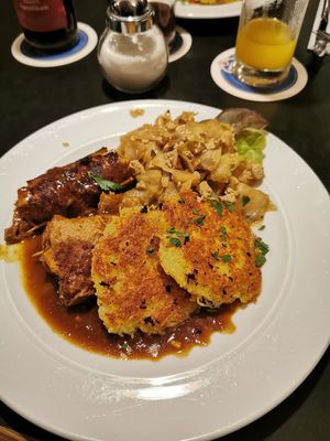 Vegane Soja-Roulladen mit Kartoffelpuffer und Kraut in Biersoße at Dada in Regensburg