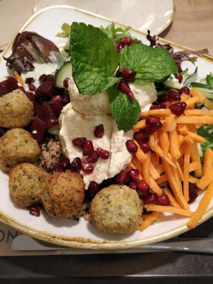 Falafel salad at MUC - Dean & David - T2 in Munich