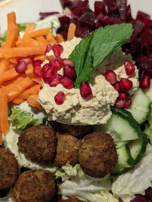 Vegan falafel bowl at MUC - Dean & David - T2 in Munich