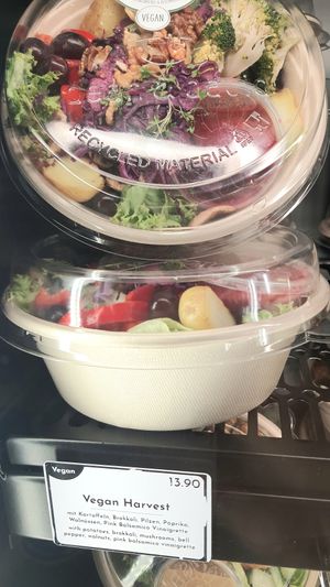 Vegan salad "Harvest" at MUC - Dean & David - T2 in Munich