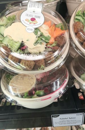 vegan salad "Falafel Tahini" at MUC - Dean & David - T2 in Munich