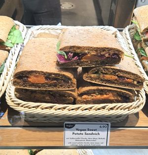 Vegan sweet potato sandwich at MUC - Dean & David - T2 in Munich