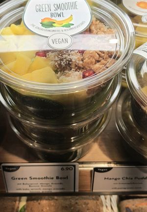 vegan green smoothie bowl at MUC - Dean & David - T2 in Munich