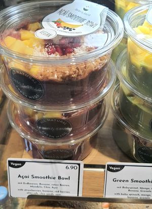 vegan acai bowl at MUC - Dean & David - T2 in Munich