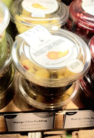 vegan chia pudding with mango at MUC - Dean & David - T2 in Munich