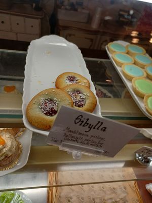 Vegan cookies from rasberry jam at Ofvandahls Hovkonditori in Uppsala