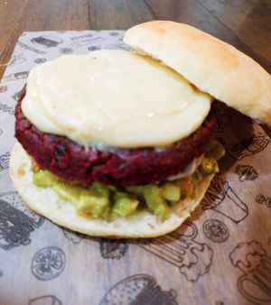 Burger palta mayo porotos rojos y remolacha😍 at Madero Vegano in Mendoza