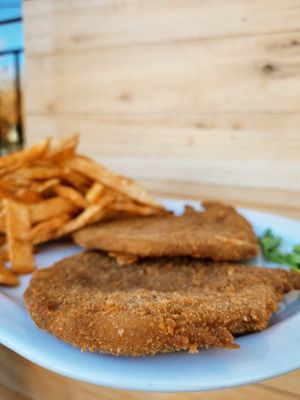 Mila de seitan y papas fritas at Madero Vegano in Mendoza