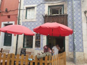 Entrance with outdoor seating at Estação Alfama Pizzaria in Lisbon