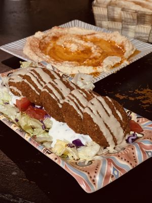 Hummus y falafel al plato at Marrakech in Tarragona