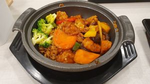 Claypot rice with mock chicken at D'life 蔬食 - Somerset  in Central Singapore