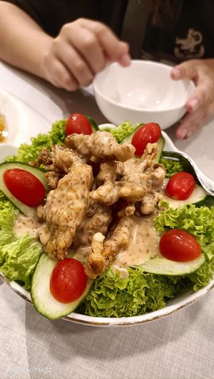 Salad mushrooms at D'life 蔬食 - Somerset  in Central Singapore