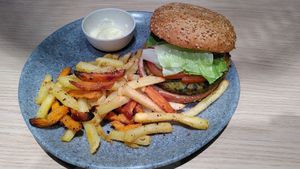 No-burger "Gekruid" with mixed fries at Copper Branch in Utrecht
