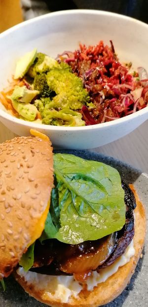 Portobello burger with the recommended bowl 👌🏽🤤 at Copper Branch in Utrecht