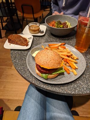 Signature burger at Copper Branch in Utrecht