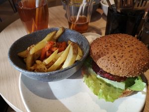 Cipper Branch Burger with fries at Copper Branch in Utrecht