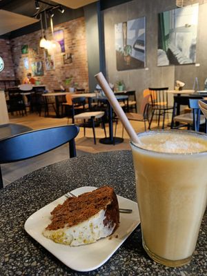 Tropical fruit juice and a carrot cake at Copper Branch in Utrecht