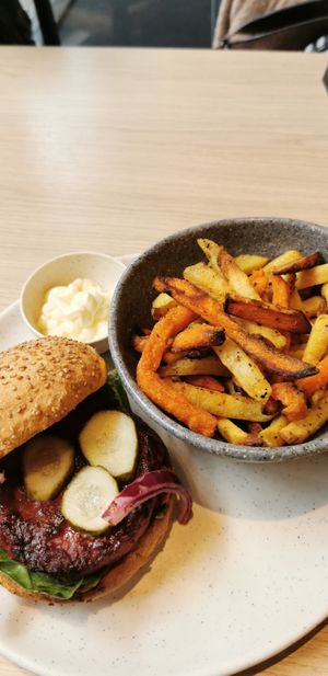 Signature Burger menu at Copper Branch in Utrecht