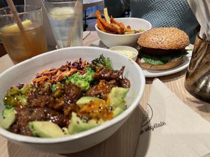 Le blue burger and bowl   at Copper Branch in Utrecht