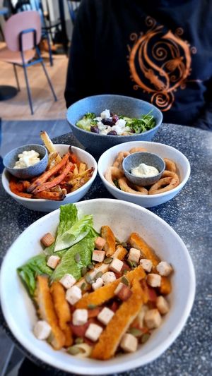 Greek bowl, cesar bowl, fries and onion rings at Copper Branch in Utrecht