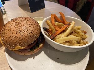 Cranberry winter burger and fries with mayo: very nice at Copper Branch in Utrecht