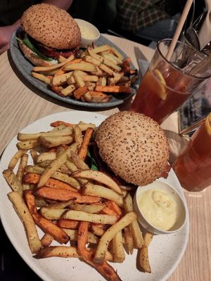 Le Bleu burger very yummy 🤤 #Veganuary at Copper Branch in Utrecht