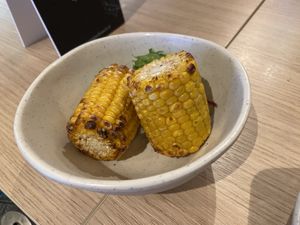 The corn cobs were half cold and half lukewarm. The taste was very plain. at Copper Branch in Utrecht