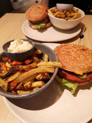 Signature burger w fries/Aiolinaise (front) and Supreme burger w fries/ketchup (back) at Copper Branch in Utrecht