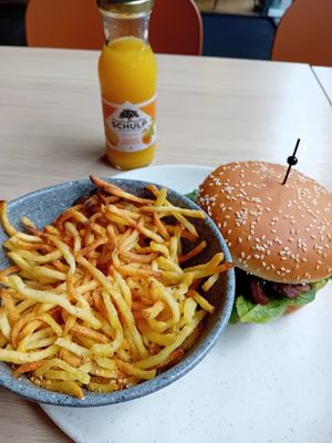 Blue Burger and fries at Copper Branch in Utrecht