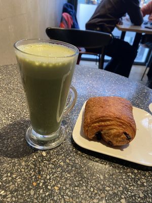 Matcha latte (good) and chocolate croissant (tasty and flaky). They had a Veganuary deal: croissants for €0,95 instead of €2,90 at Copper Branch in Utrecht