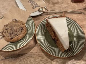 carrotcake and cookie  at Copper Branch in Utrecht
