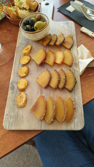 Tabla de quesos at Amarre Marina in Barcelona