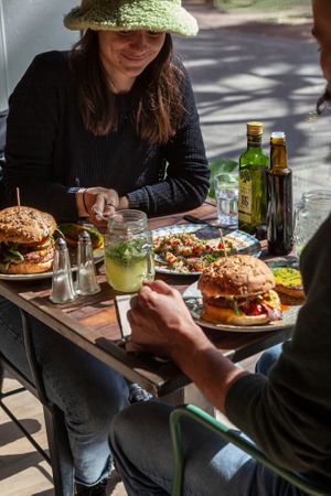 Acogedor local con deliciosa comida vegana at Amarre Marina in Barcelona