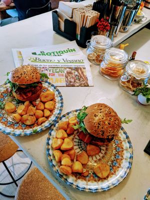 Two big and super tasty Queens coming right up........ at Amarre Marina in Barcelona