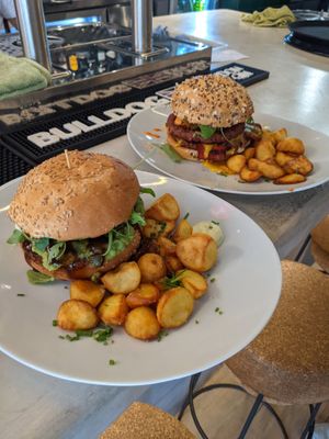 Two Queens coming right up at Amarre Marina in Barcelona