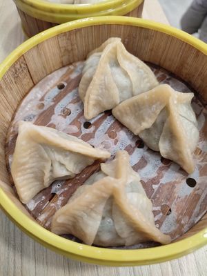 Spinach Jiaozi at Xiongzai II in Madrid