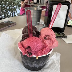 Und hier im Vordergrund noch Himbeere. Mango 🥭 und Waldbeere versteckt sich darunter    at Gelato bar Bella in Trogir