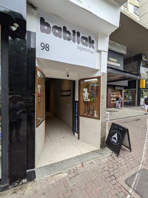 Main road entrance via alleyway at Aussie Coffee Ipanema in Rio De Janeiro