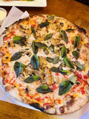 Vegane Pizza mit Champignons & Knoblauch   at Geddy's in Bar Harbor