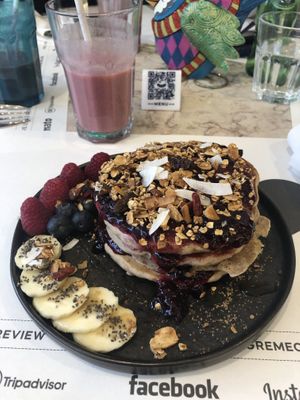 Vegan pancakes and juice of the day   at Alegre-me in Setubal