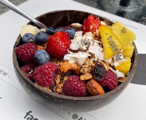 Alegre-me makes the best frozen bowl (açaí + dragon fruit + fresh seasonal fruits + house made granola) ANYWHERE! 😋  at Alegre-me in Setubal