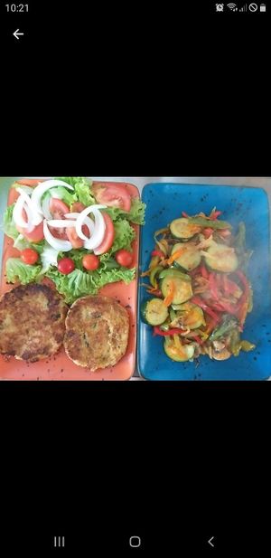 Quinoa and zuchinni burguers / vegetales sautée at Bar O Curro in A Salceda