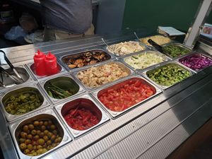Fresh vegan toppings at Habibi - Dar Za in Leuven