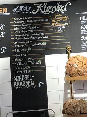 Vegan spreads for bread: olive paste, hummus, salsa tomatoes, vitamin salad, bruschetta. Combine sourdough bread with up to three spreads  at ANNA in Straubing