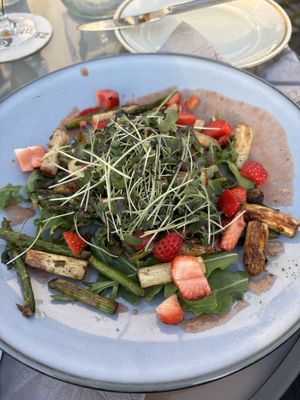 Spargelsalat mit Erdbeeren  at Zimtkorken Wine Bar in Trebur